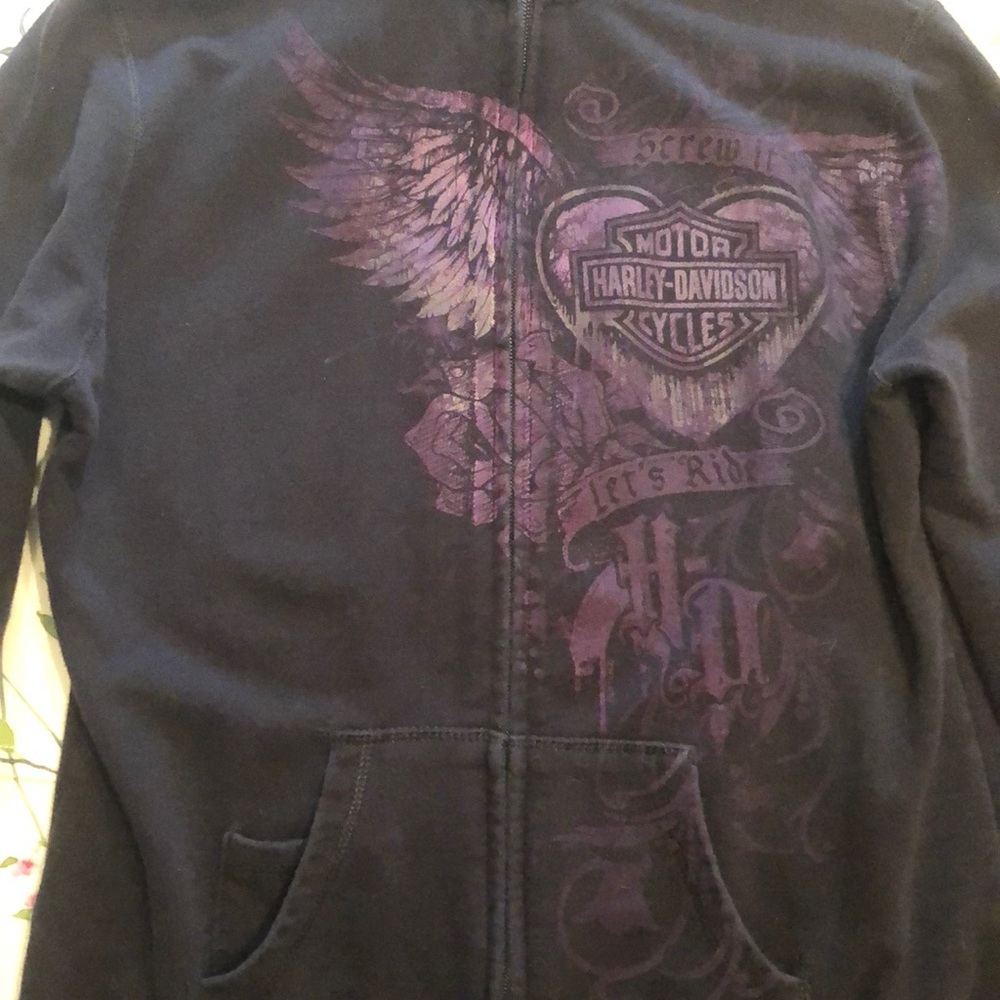 HD lightweight, black sweatshirt with details.